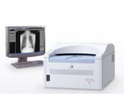 Konica Image Pilot Σ (Sigma) front-loading REGIUS ΣⅡ CR system next to a PC displaying the ImagePilot software